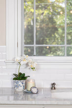 Load image into Gallery viewer, Classic Linen Signature Candle