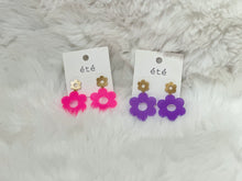 Load image into Gallery viewer, Fun in the Sun Daisy Earrings
