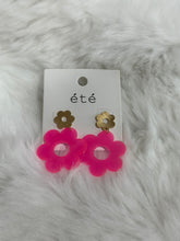 Load image into Gallery viewer, Fun in the Sun Daisy Earrings
