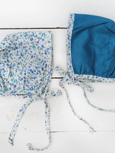 Load image into Gallery viewer, Blue Floral reversible Bonnet
